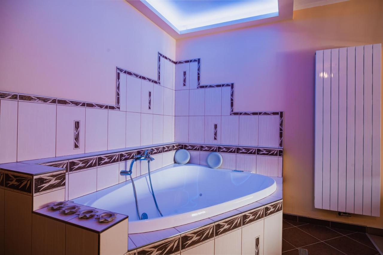 Hotel Krajka**** Vamberk Esterno foto